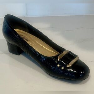 Trotters Doris Signature Low Heel Pump Black Croc 8M Leather
